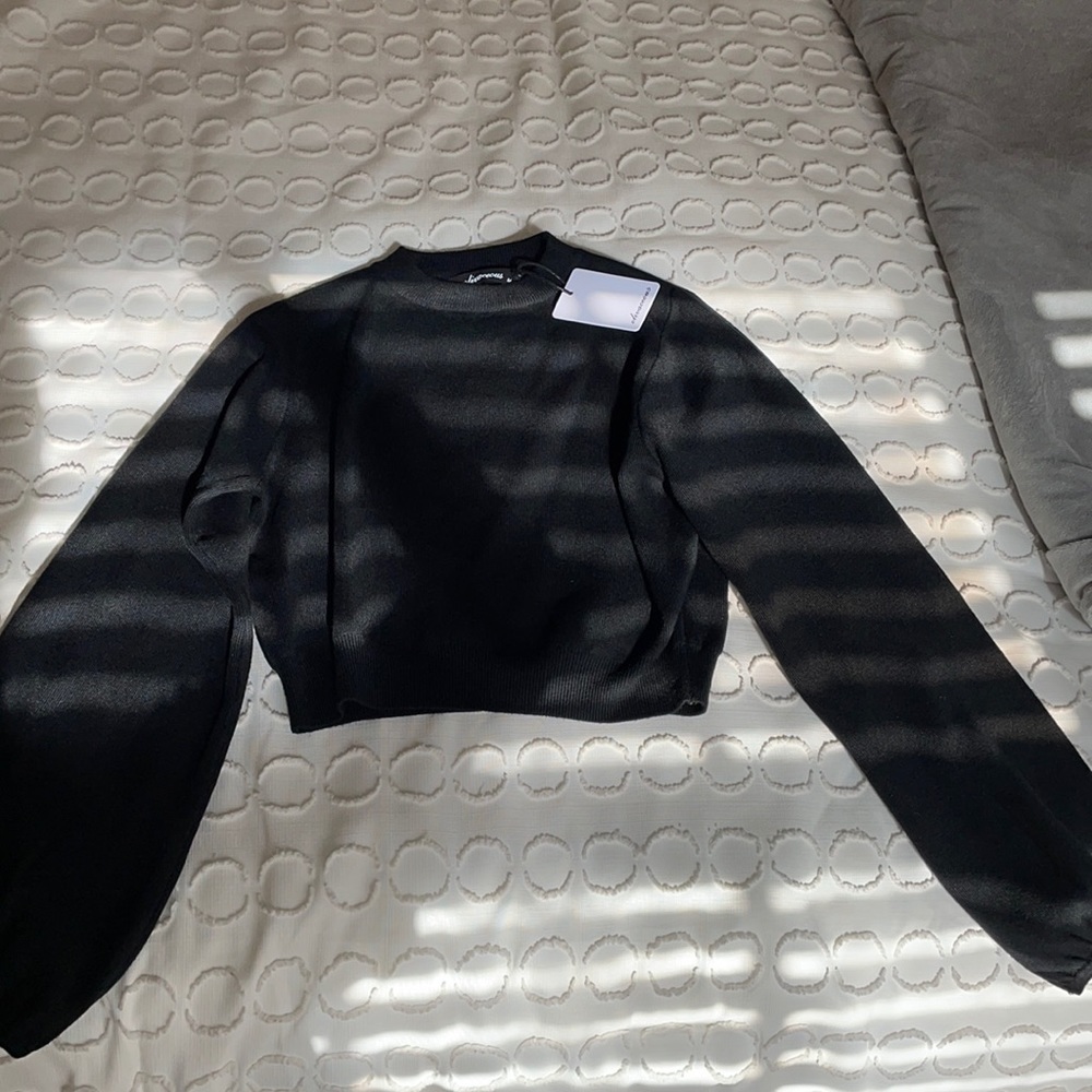 Olivaceous black cropped sweater